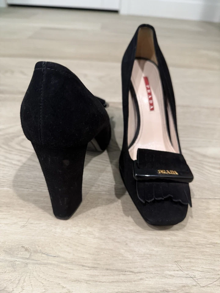 Zapatos de salón PRADA de gamuza negros con logotipo hebilla y flecos Foto 4 de 4