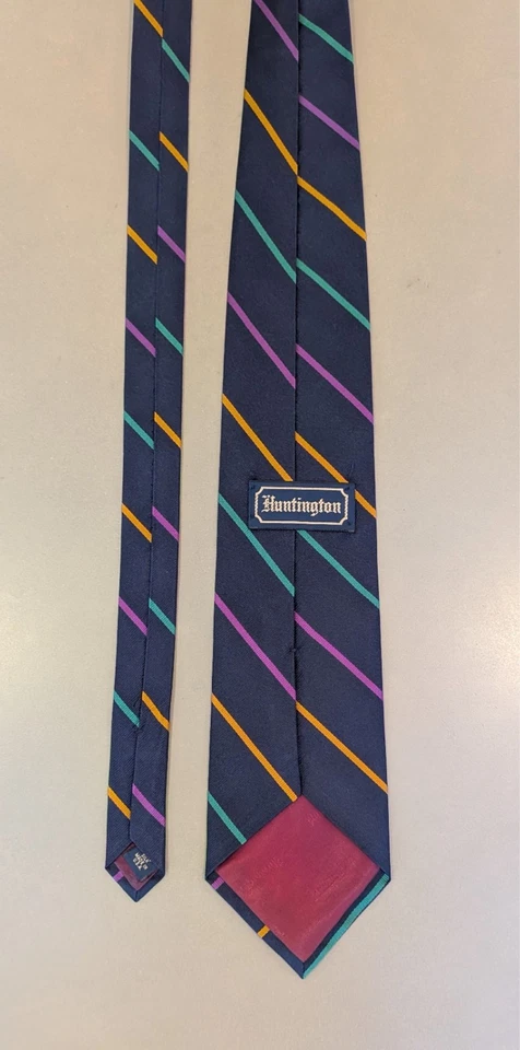 Галстук Huntington 100% шелк Repp темно-синий с разноцветными полосками 3,7 x 56,5 дюйма - Изображение 3 из 4