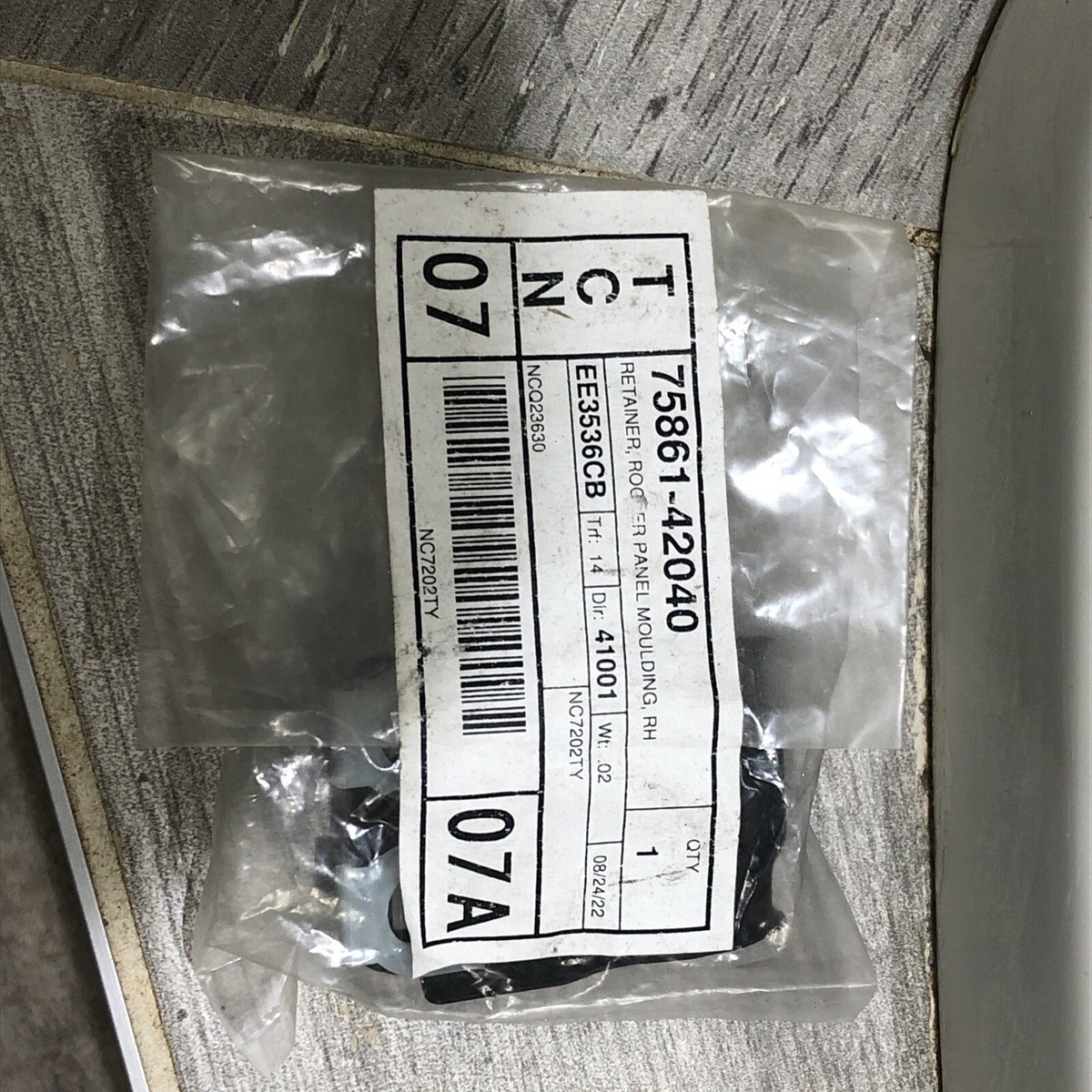 7586142040 Genuine Toyota RETAINER, ROCKER PANEL MOULDING, NO.1