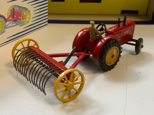 DINKY.27AK. FARM. MASSEY HARRIS TRACTOR. HAY RAKE SET.TRACTOR & RAKE.REPO BOX. - Picture 13 of 23
