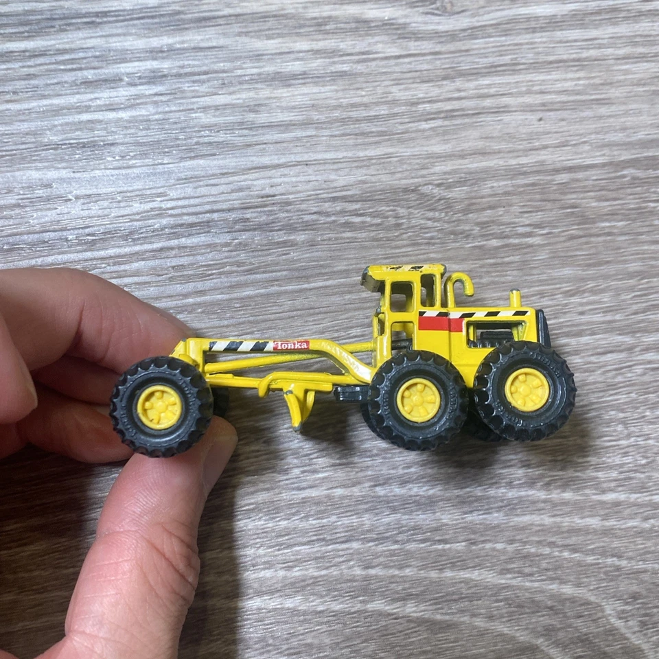 Maisto Tonka Hasbro 1998 Mini Road Grader Yellow Diecast 1:64 Vintage Toy - Image 4 of 4