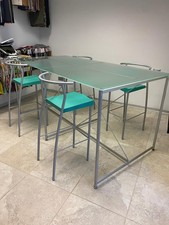 TAVOLO ALTO IN VETRO E FERRO CORREDATO DI 4 SGABELLI