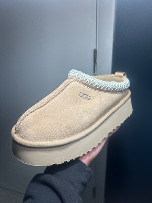 UGG tazz II Size 7 Blue embroidery Platform