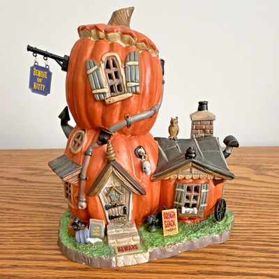 Lemax 2018 Spooky Town Squash Shack Porcelain Illuminated Village House