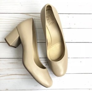 naturalizer taupe pumps