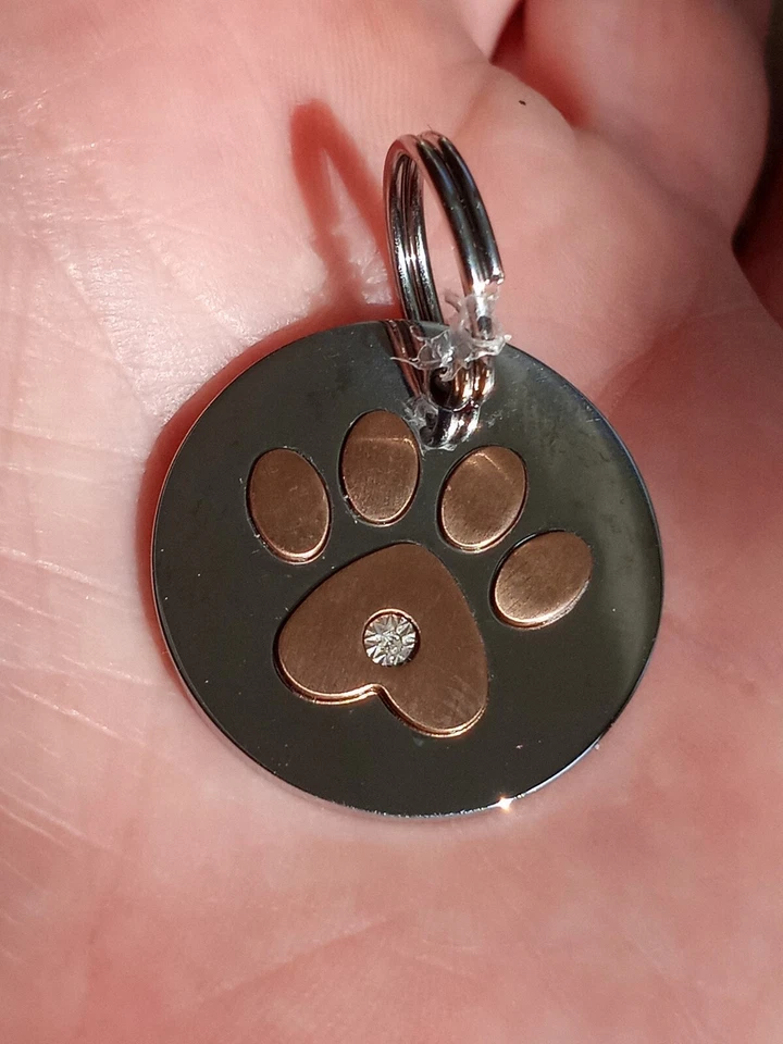 Dije o llavero con estampado de pata de perro  Foto 2 de 4