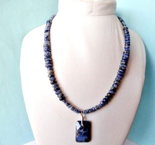 Collier en sodalite bleue et argent pour harmoniser vos tenues de bureau chic