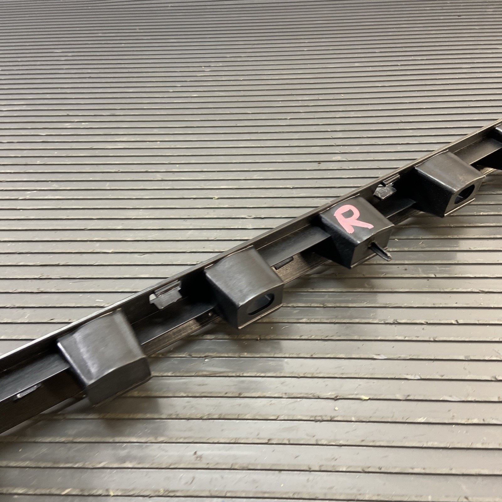 2017-2023 Rolls Royce Dawn RR6 Right Sill Mount Bracket Support OEM 7301676 DD