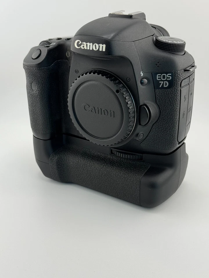 Canon EOS 7D DSLR, BG-E7 Grip, Charger, 2 Batteries, 2x 8GB cards, plus extras! - image 2 of 4