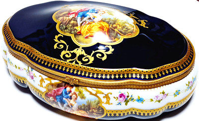 Sevres Porzellan - groß Deckeldose/Schmuckdose - Rokoko Szene -Kobalt,Gold Dekor