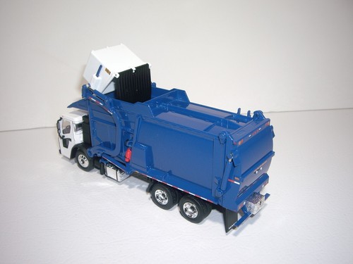 DCP FIRST GEAR 1/64 BLUE AND WHITE MACK LR WITH McNEILUS MERIDAN REFUSE TRUCK - Picture 7 of 11