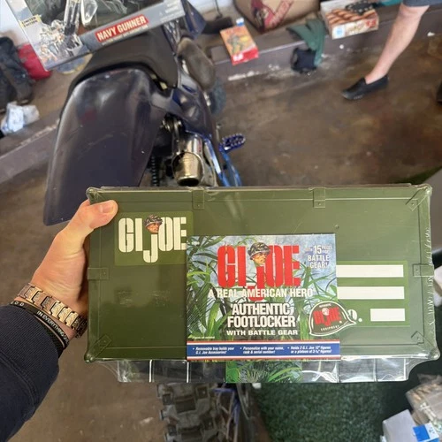 GI Joe 1998  Footlocker w/15 pieces of Battle Gear holds 2-12" Figures 1:6