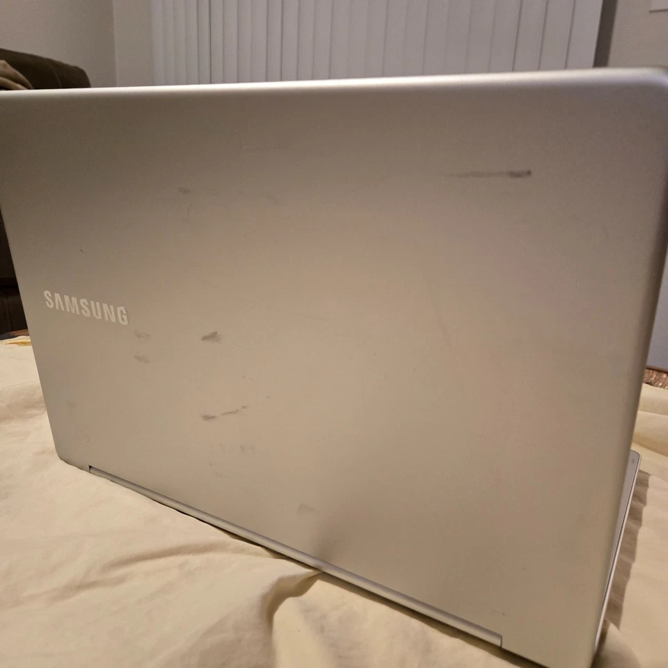 Portátil Samsung - 2 en 1 con pantalla táctil de 15,6" - Intel Core i7 - 12 GB de memoria - NVID Foto 4 de 4