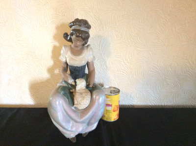 Nao große Figur Gres Mädchen füttert ein Lamm