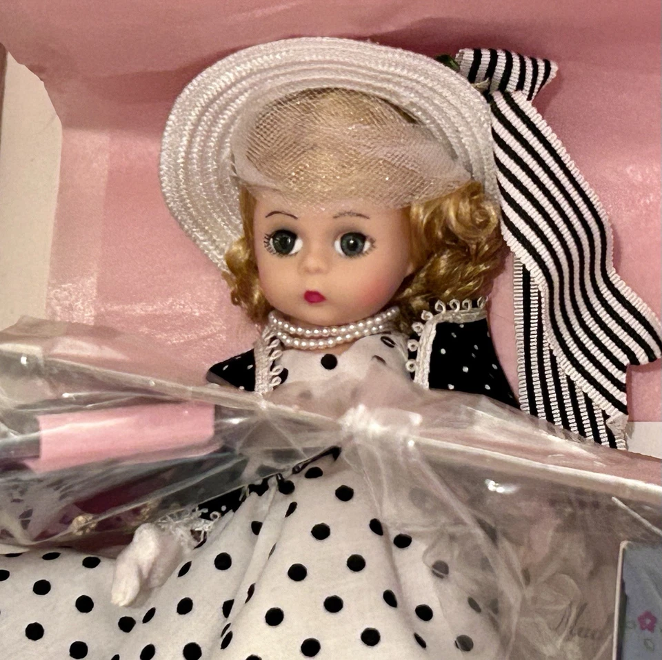 Набор кукол Madame Alexander 8 дюймов 31200 - Wendy And Bellhop - Изображение 2 из 4