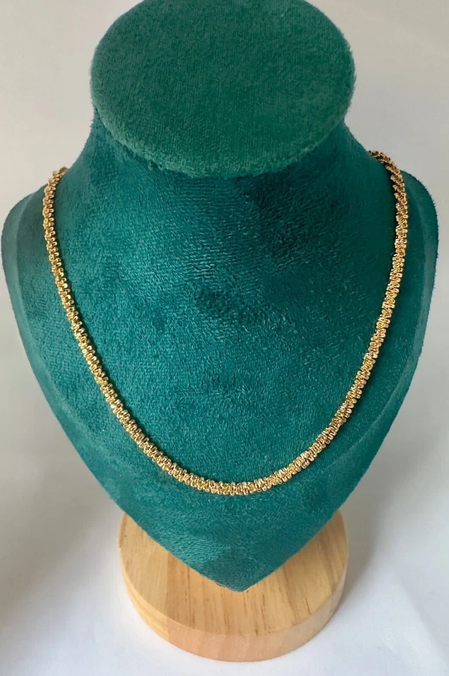 Cadena trenzada de acero inoxidable chapada en oro para mujer sin deslustre e impermeable Foto 3 de 4