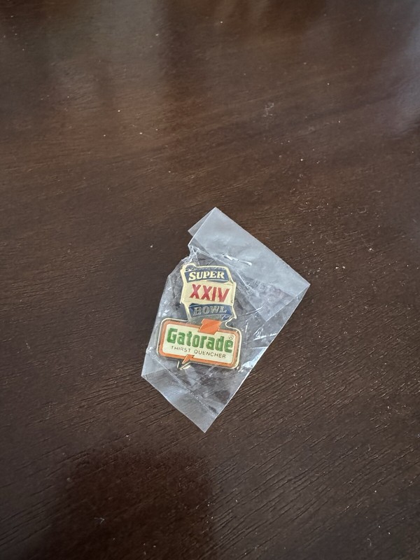 Super Bowl 24 Gatorade Pin Between 49ers  And The Broncos