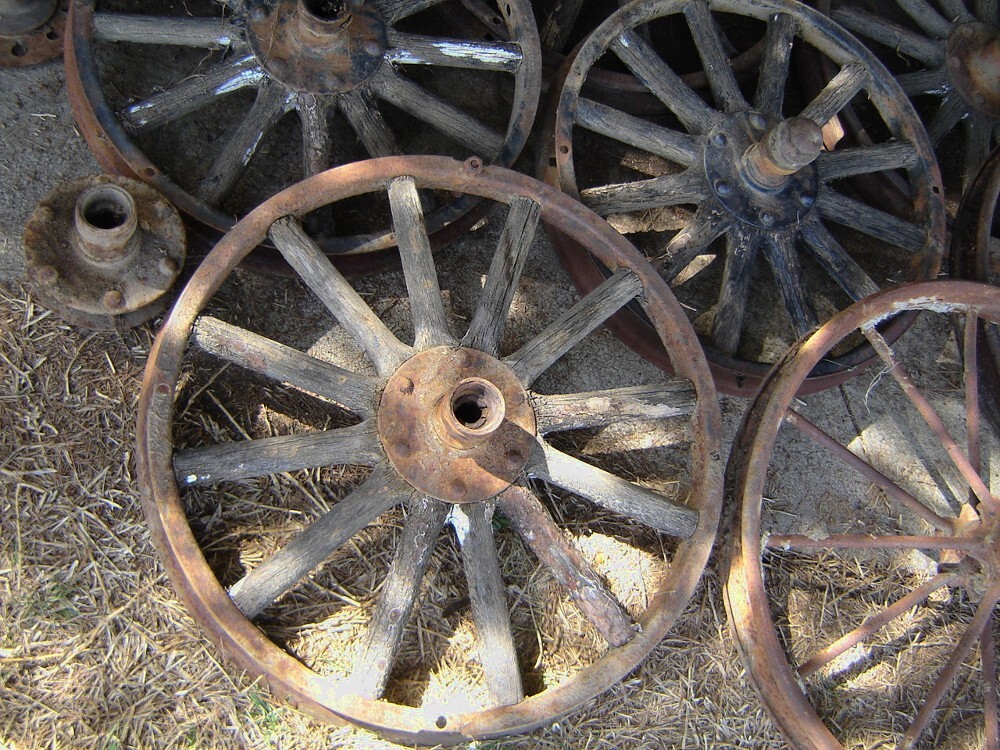 VTG MODEL T FORD PARTS LOT =V= WOOD SPOKE WHEELS RIMS HUBS RUNNING
