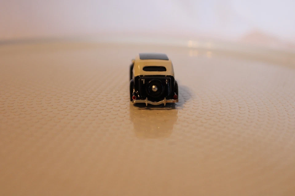HO Scale Mini Metals, 1930s 4 Door Ford Police Car, Black & White - Image 4 of 4