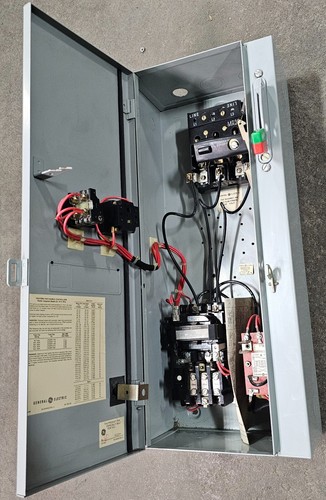 Arrancador de motor GE 300-Line caja de control con varios componentes enumerados
