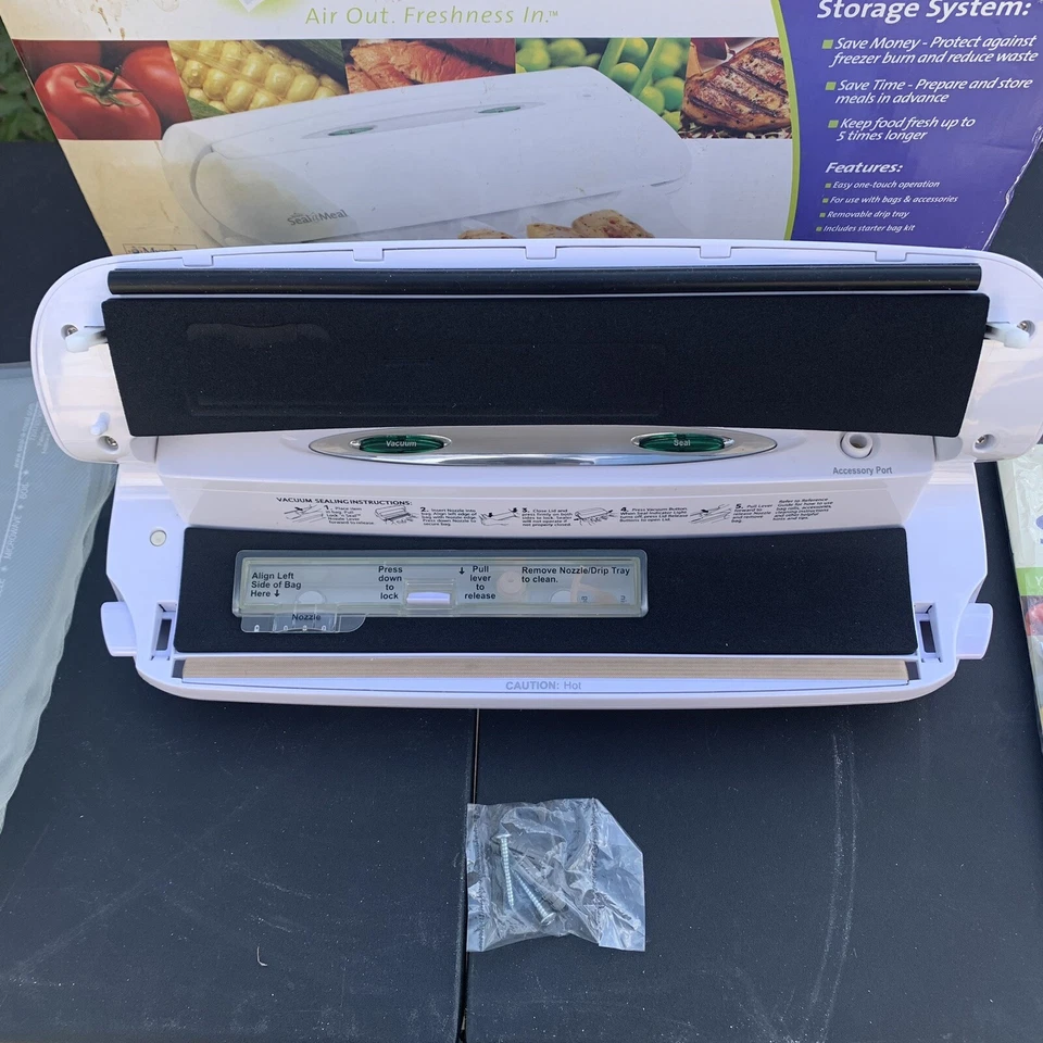 Sellador de alimentos al vacío Rival VS105 Seal A diseño de ahorro de espacio con bolsa de vacío Foto 4 de 4