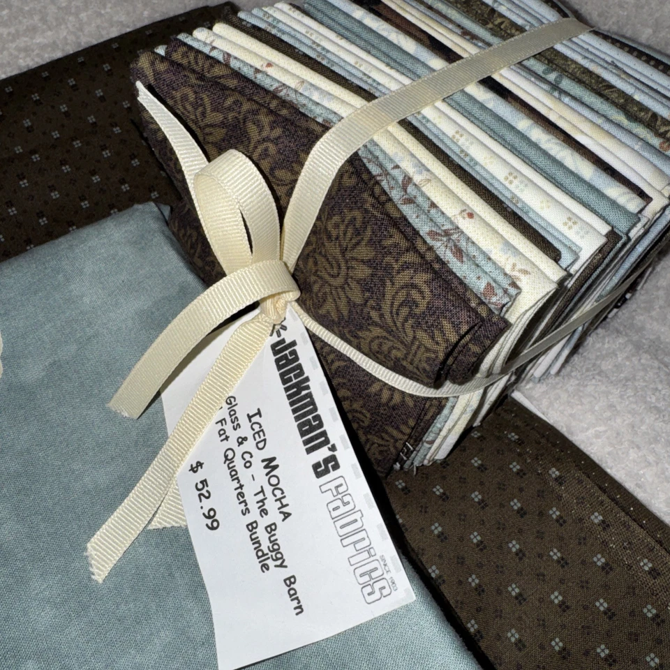 Henry Glass Buggy Barn- Mocha gelada 21 Fat Qtr e 6 jardas em 3 cortes. - Imagem 2 de 4