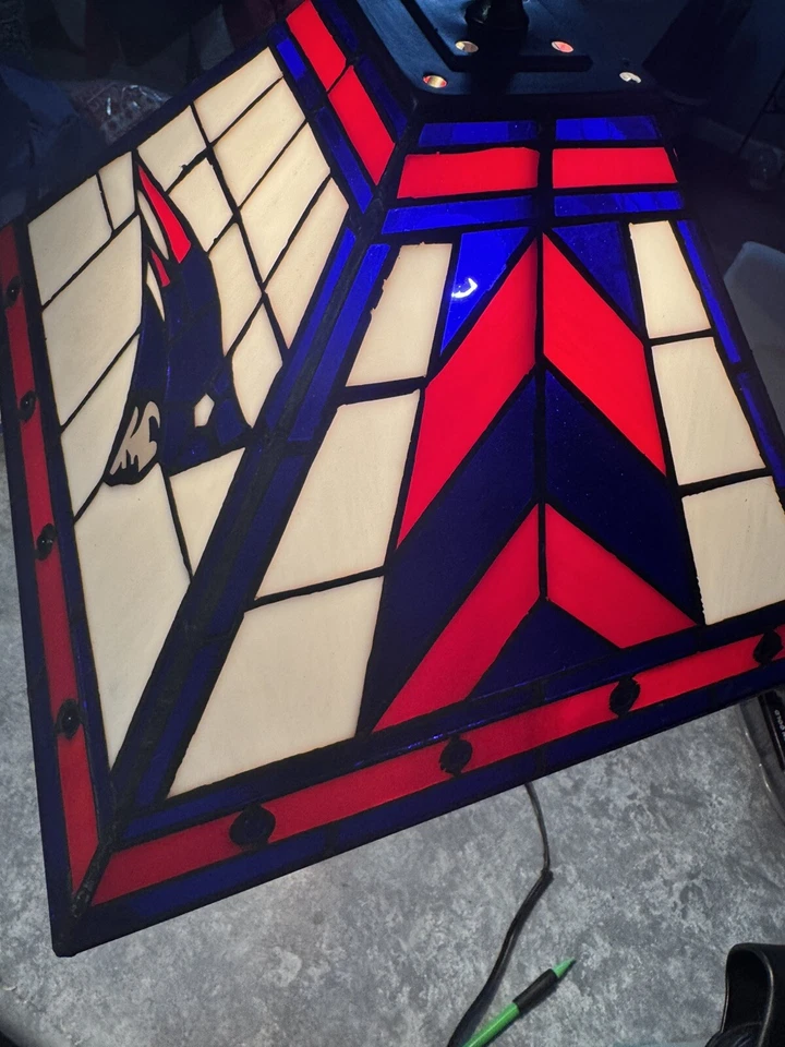 Lámpara de vidrio estilo Tiffany de 21" con licencia NFL de colección de los años 80-90 New England Patriots Foto 3 de 4