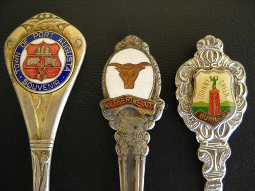 **EIGHTEEN AUSTRALIAN VINTAGE ASSORTED SOUVENIR TEASPOONS IN GOOD CONDITION** - Picture 5 of 10