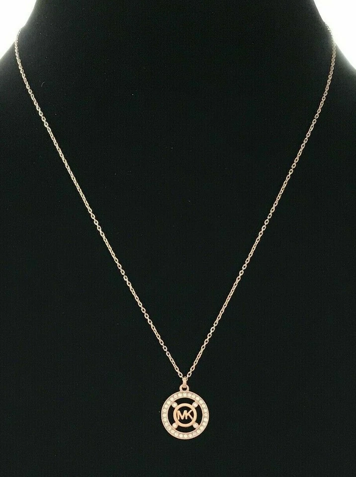 Michael Kors Icónico Recortado Logo MK con Cristales Colgante Collar Plateado Nuevo Tg Foto 3 de 4