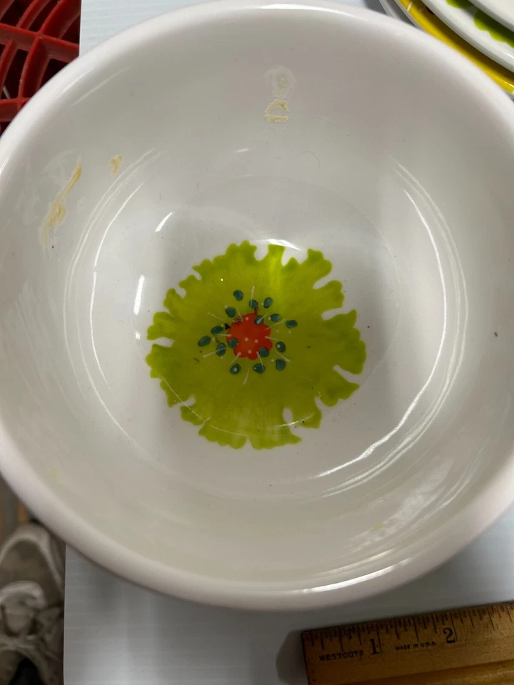 Набор из 4 меламиновых чаш с цветочным тиснением Laurie Gates 6 дюймов и 4 тарелки 8-3/4 дюйма для пикника - Изображение 3 из 4