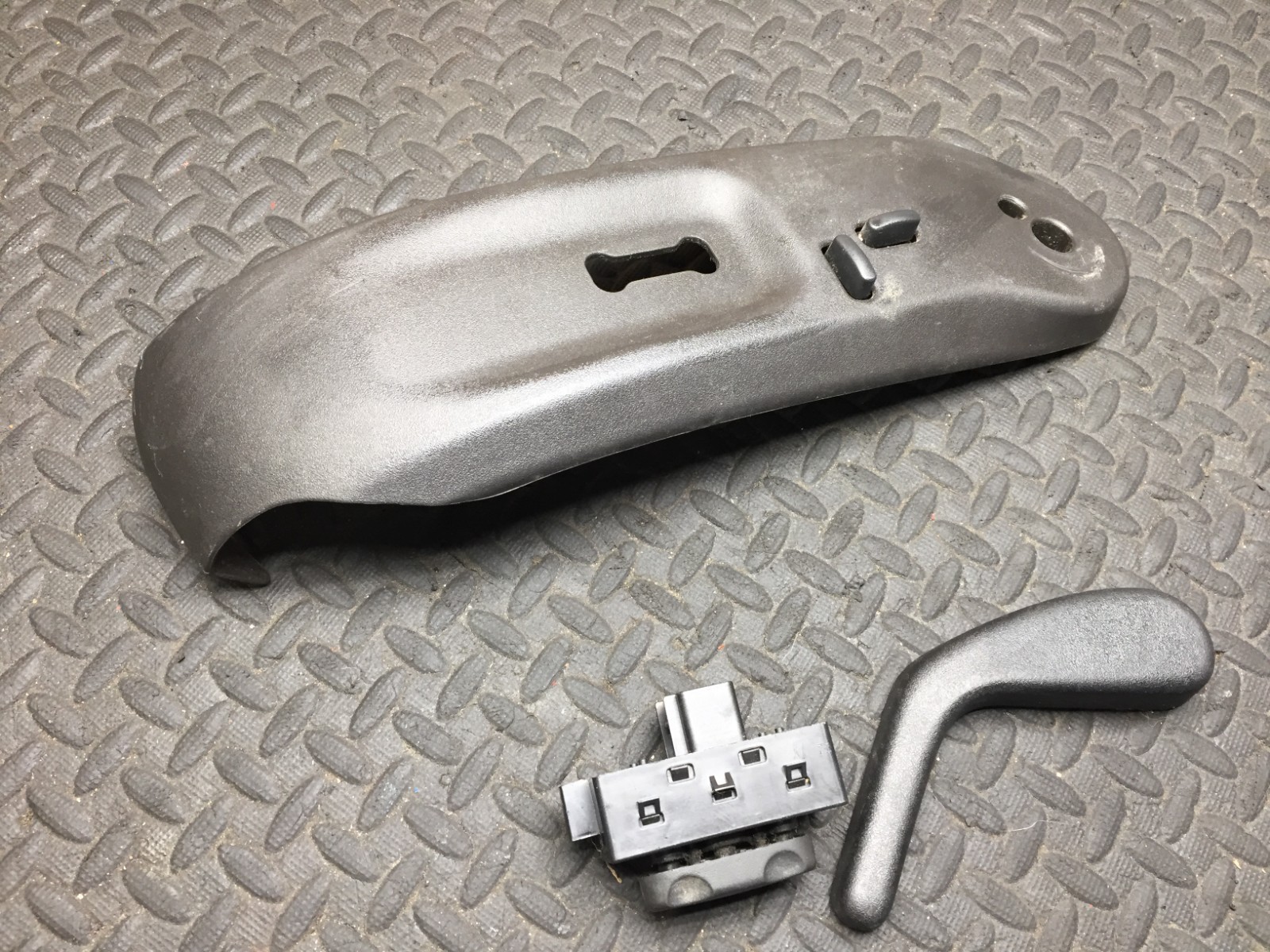 05-13 CHEVROLET CORVETTE C6 FRONT LEFT SEAT CUSHION PANEL SWITCH ASSEMBLY OEM #2