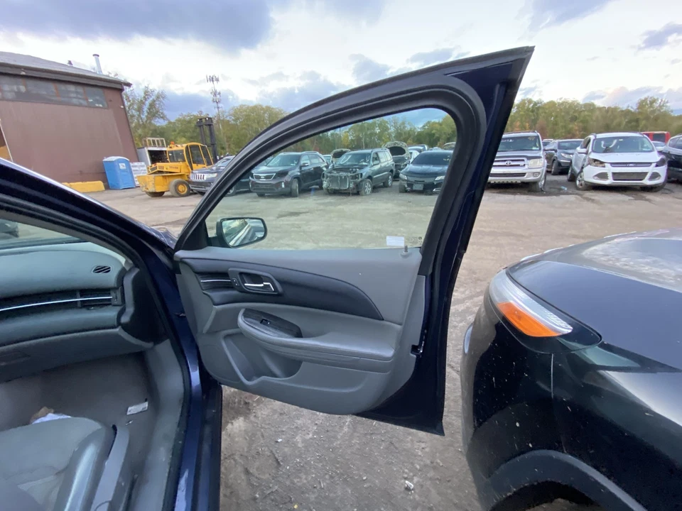 Used Front Right Door Assembly Front fits: 2014 Chevrolet Malibu VIN 1 4th digit - Imagem 3 de 4