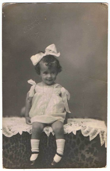 Antigua foto-postal de niña posando. Foto Iglesias, Cádiz