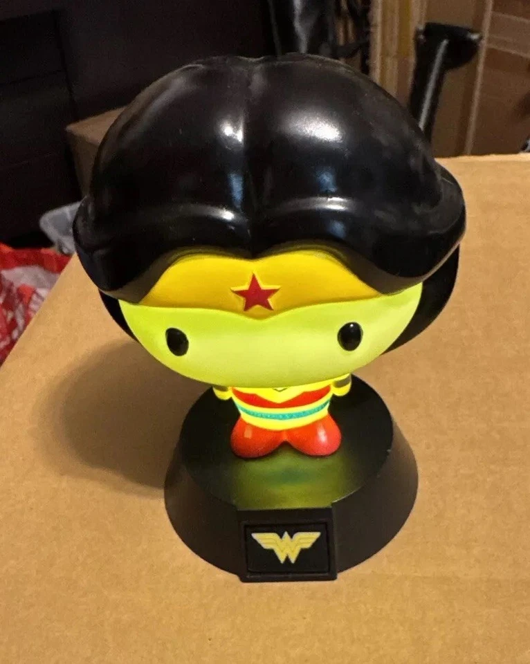 Lámpara de luz de personaje 3D de Wonder Woman DC Comics Foto 2 de 2