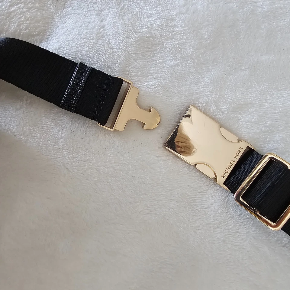 Riñonera bandolera Michael Kors Signature con estampado de leopardo herrajes dorados Foto 3 de 4