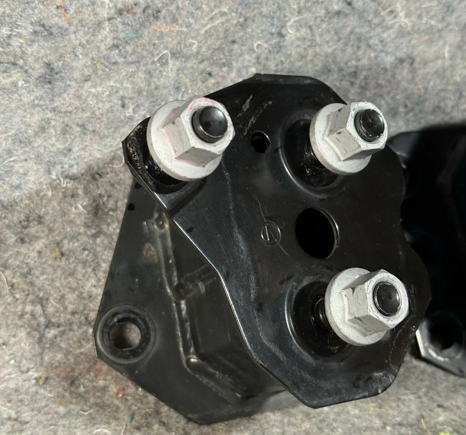 Soportes de barra de soporte de parachoques delantero derecho derecho genuino OEM para Lexus LX570 2008-2021 Foto 2 de 4