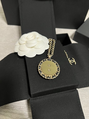 Collier CHANEL Hardware bleu texture liquidation denim avec chaîne cuir CCS