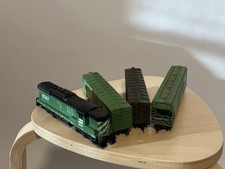 HO BURLINGTON NORTHERN LOT 3 CARS 1 ENGINE