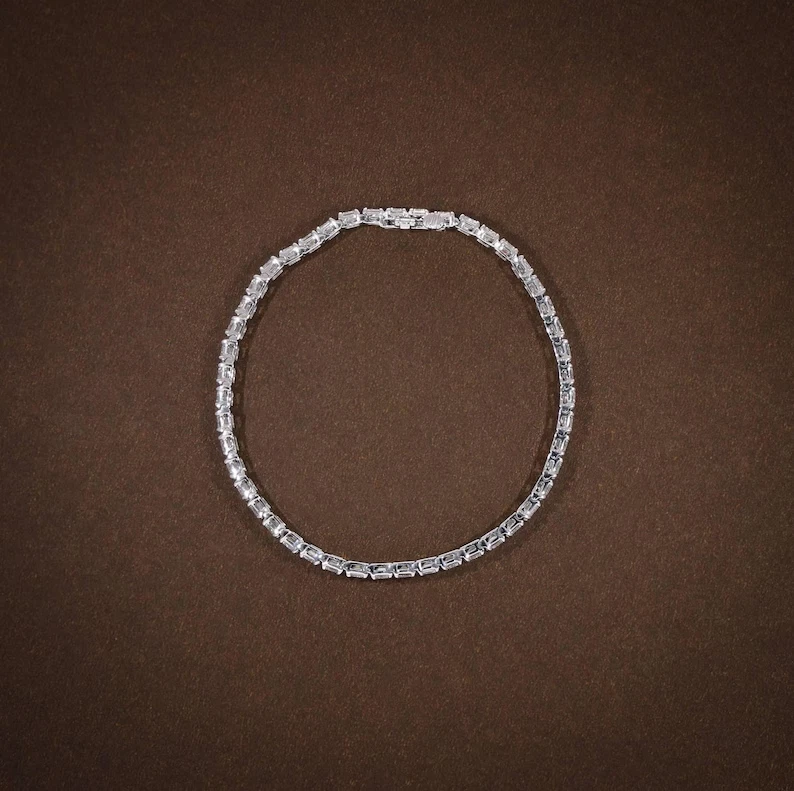 Brazalete de diamantes creado en laboratorio corte esmeralda 9,00 TCW enchapado en oro blanco de 14 k Foto 3 de 4