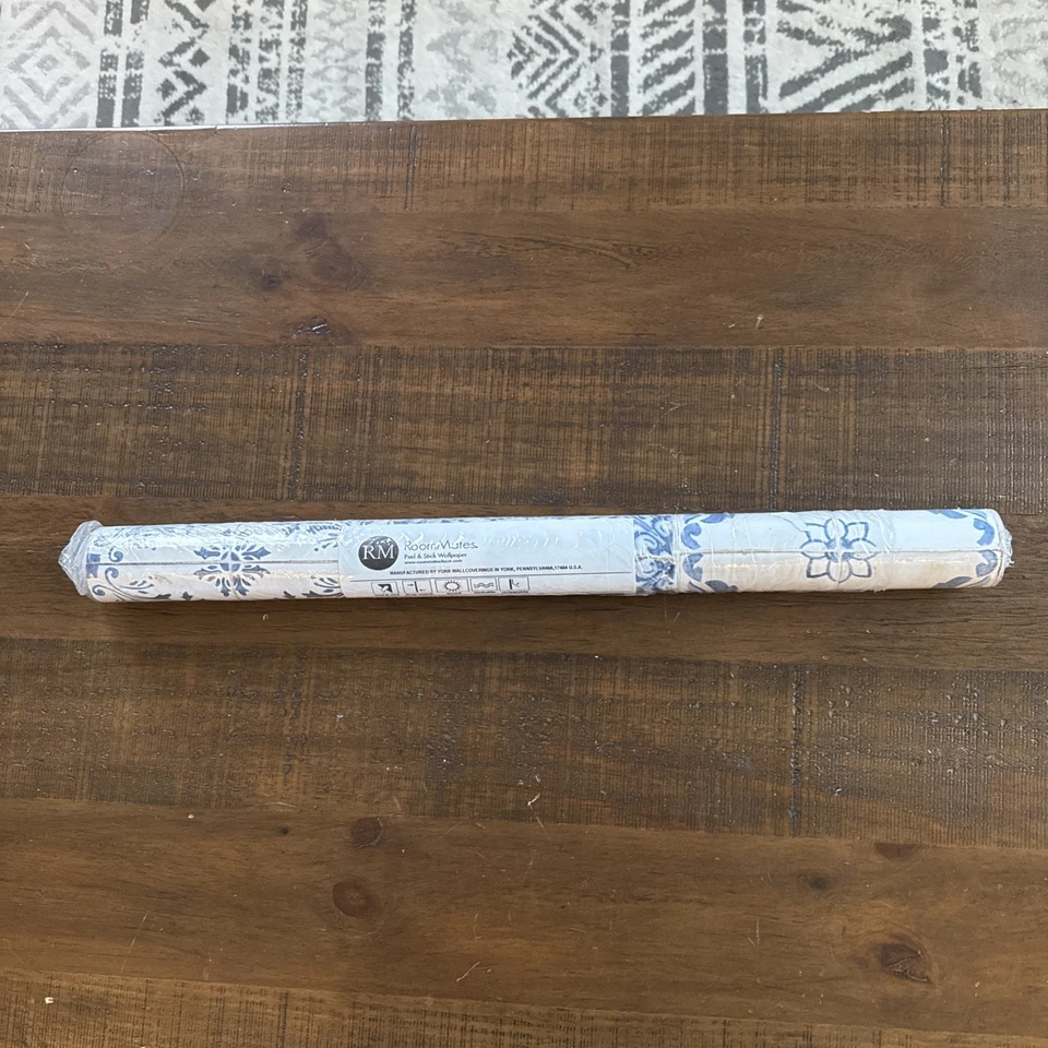 Papel pintado pelar y pegar azulejos mediterráneos Roommates, 20,5" X 16,5 pies, azul - Foto 4 de 4