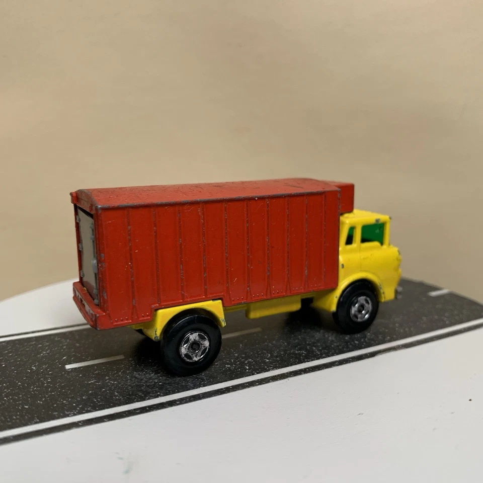 1970 Matchbox Lesney Superfast #44 GMC Refrigerator Truck Red Box/Yellow Cab - Image 2 of 4