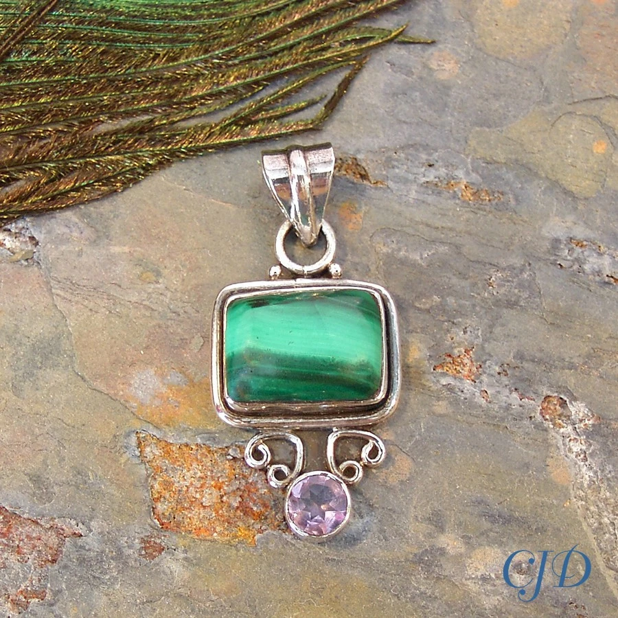 Colgante de piedras preciosas hechas a mano de plata de ley con malaquita y 1 quilate de amatista único en su clase Foto 2 de 4