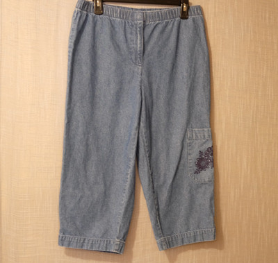 Classic Elements Denim Capri Blue Floral Emboridered Women's Petite 10P #H88-42
