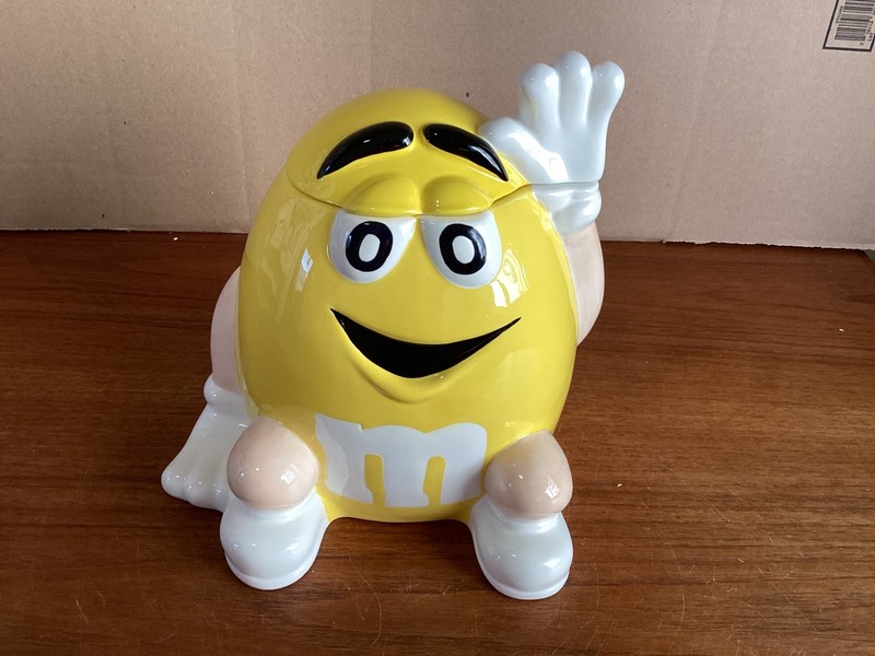 Very rare, Vintage 1999 NUTS YELLOW M&M Candy Ceramic Cookie Jar. NIB