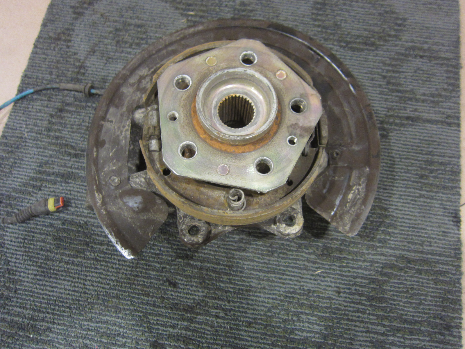 Maserati 4200 - LH Rear Wheel Hub Holder W/Bearing + E-Brakes - P/N 183590