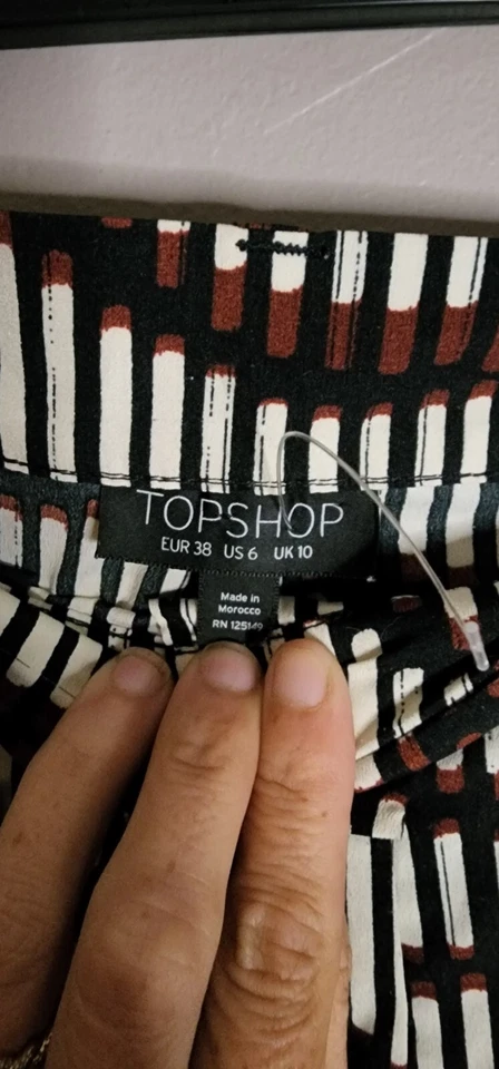 TopShop Women's Geometric Print Shorts Size 6 - Image 4 of 4