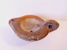 Une lampe à huile en terre cuite, époques romaines