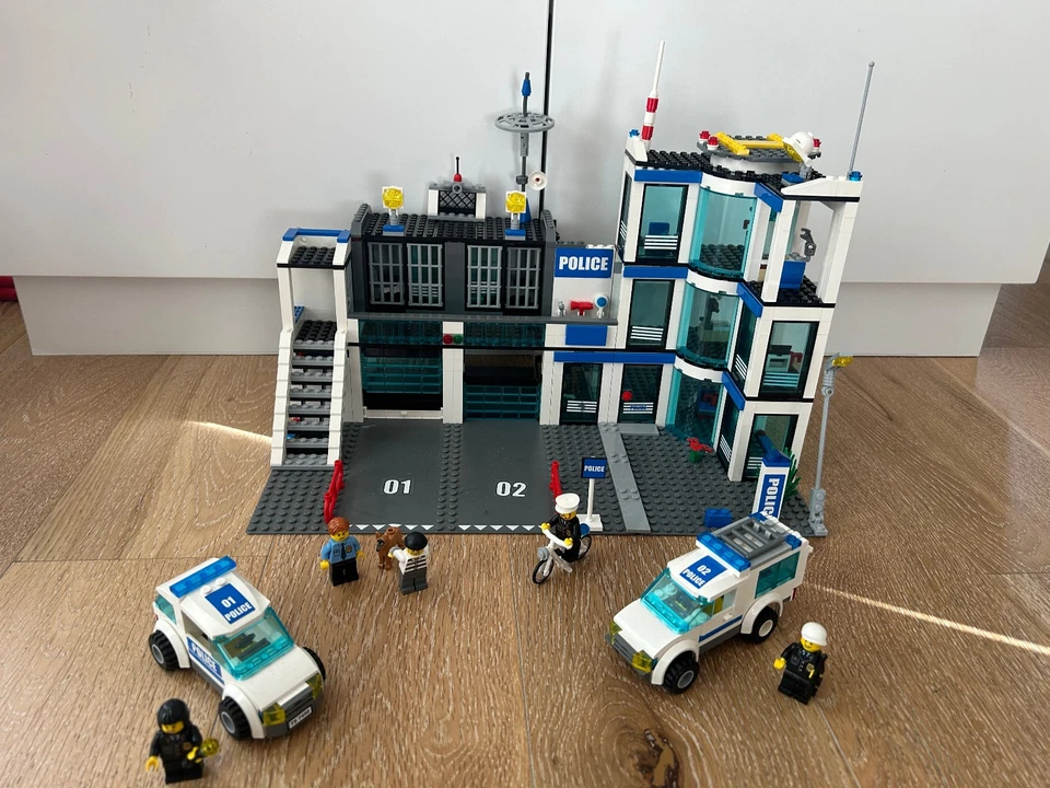 LEGO City 7498 Police Station, photo 1 sur 5