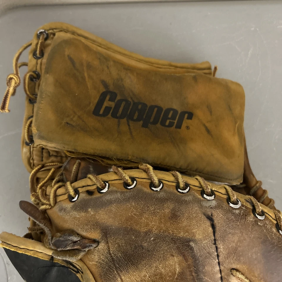 Vintage Cooper GM 21 Super Pro Goalie Trapper Glove - Image 4 of 4