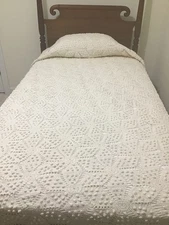 Vtg Heirloom Handmade Crocheted Coverlet Bedspread Popcorn Stitch 100" x 89"